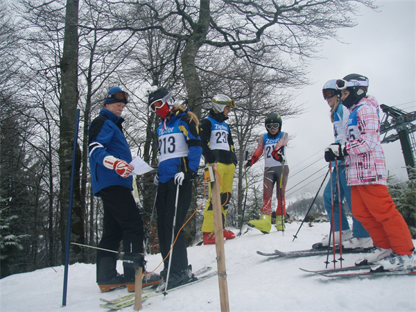 Beim Meisterschaftsrennen wagten sich einige mutige Schlüßlbergerinnen und Schlüßlberger den Hang hinunter.